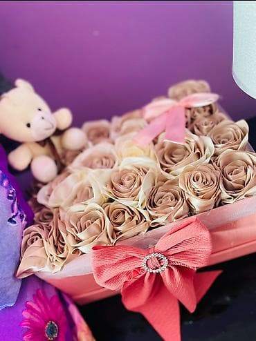 Dekorativna poklon-kutija u obliku srca, aranžirana kao buket. - at lalafo.rs — 3 Dekorativna poklon-kutija u obliku srca, aranžirana kao buket. - — 3