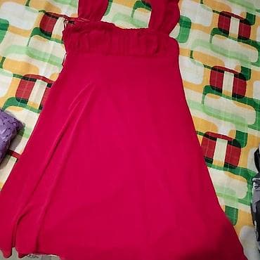 dve suknje po: Ženska haljina u jarko crvenoj boji. - Kroj: A-linija, blago lepršava at lalafo.rs — 1 dve suknje po: Ženska haljina u jarko crvenoj boji. - Kroj: A-linija, blago lepršava — 1