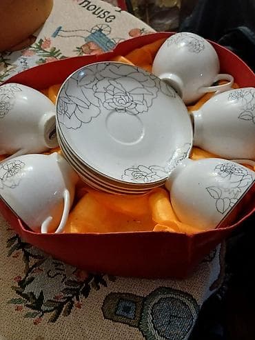 Porcelanski set za kafu – 6 šoljica sa tacnama u poklon pakovanju. - na lalafo.rs Porcelanski set za kafu – 6 šoljica sa tacnama u poklon pakovanju. -