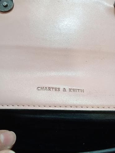 Ružičasta ženska torbica preko ramena - Brend: Charles & Keith at lalafo.rs — 3 Ružičasta ženska torbica preko ramena - Brend: Charles & Keith — 3