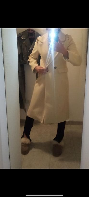 Elegantan ženski kaput u krem/bež boji, klasičnog ravnog kroja do na lalafo.rs — 3 Elegantan ženski kaput u krem/bež boji, klasičnog ravnog kroja do — 3