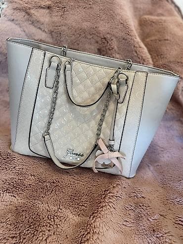 Guess torba original. Dobro ocuvana Ima tragove koriscena na jednoj na lalafo.rs — 3 Guess torba original. Dobro ocuvana Ima tragove koriscena na jednoj — 3