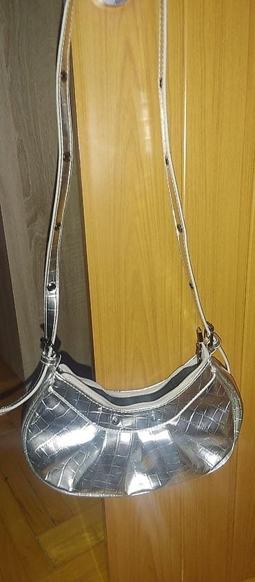 eko koza sa: Srebrna ženska torbica – baguette/shoulder model - Materijal: sjajna na lalafo.rs — 2 eko koza sa: Srebrna ženska torbica – baguette/shoulder model - Materijal: sjajna — 2