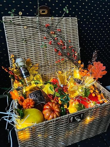 Poklon korpa – jesenja tematska dekoracija sa pićem - Pletena košara na lalafo.rs — 1 Poklon korpa – jesenja tematska dekoracija sa pićem - Pletena košara — 1