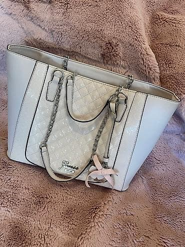 Guess torba original. Dobro ocuvana Ima tragove koriscena na jednoj na lalafo.rs — 1 Guess torba original. Dobro ocuvana Ima tragove koriscena na jednoj — 1