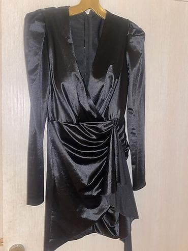 Elegantna crna mini haljina od satenskog/sa sjajem materijala. - na lalafo.rs Elegantna crna mini haljina od satenskog/sa sjajem materijala. -