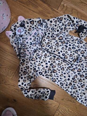 Dečiji plišani kombinezon sa kapuljačom – leopard motiv - Materijal na lalafo.rs Dečiji plišani kombinezon sa kapuljačom – leopard motiv - Materijal