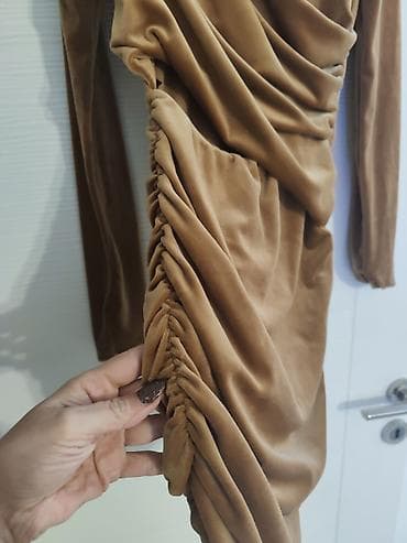 Elegantna haljina od somota u karamel/nude nijansi. Novo - Model na lalafo.rs — 3 Elegantna haljina od somota u karamel/nude nijansi. Novo - Model — 3