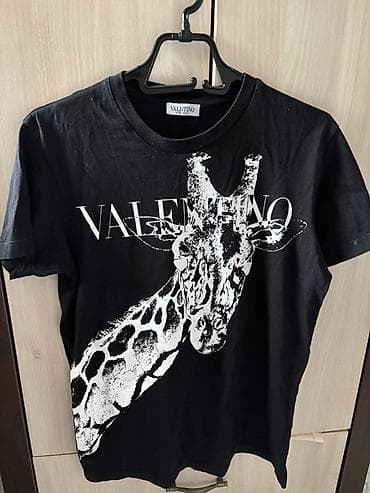 Crna majica sa kratkim rukavima, sa velikim belim printom žirafe preko na lalafo.rs — 1 Crna majica sa kratkim rukavima, sa velikim belim printom žirafe preko — 1