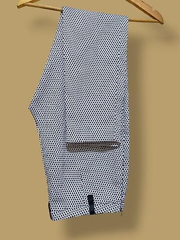 Zanimljive pantalone na tufnice "Seventy". Naznačena je veličina na lalafo.rs — 4 Zanimljive pantalone na tufnice "Seventy". Naznačena je veličina — 4
