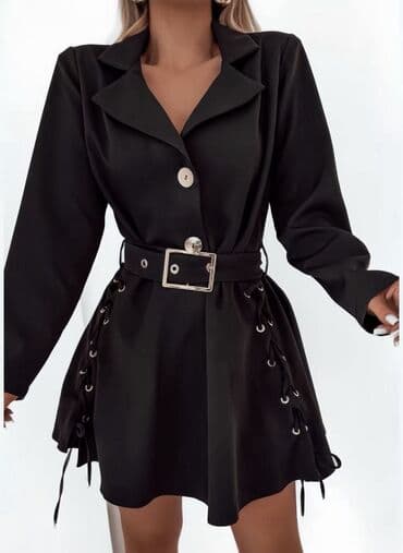 Crna mini haljina–sako sa dugim rukavima i rever kragnom. Model je na lalafo.rs Crna mini haljina–sako sa dugim rukavima i rever kragnom. Model je