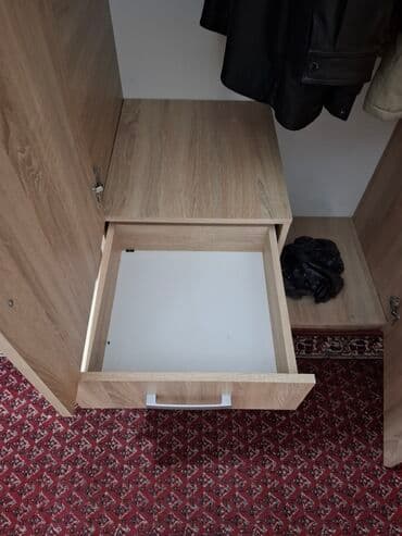 Trodeleni garderober od univera u dekoru svetlog hrasta, sa centralnim na lalafo.rs Trodeleni garderober od univera u dekoru svetlog hrasta, sa centralnim