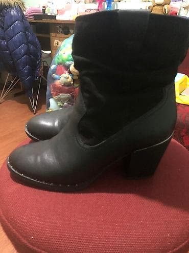 Crne ženske čizme na blok štiklu - Model: poluduboke čizme do iznad na lalafo.rs — 1 Crne ženske čizme na blok štiklu - Model: poluduboke čizme do iznad — 1