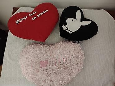 Plišane igračke: Prodajem set od 3 dekorativna jastučića u obliku srca i 10 plišanih na lalafo.rs — 1 Plišane igračke: Prodajem set od 3 dekorativna jastučića u obliku srca i 10 plišanih — 1