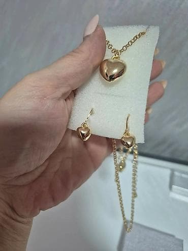 Setovi nakita – pozlaćeni, motiv srca - Dva kompleta: svaki sadrži na lalafo.rs — 2 Setovi nakita – pozlaćeni, motiv srca - Dva kompleta: svaki sadrži — 2
