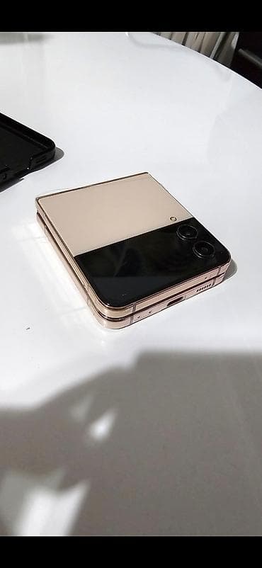 Samsung Galaxy Z Flip (serija Z Flip 4/5) – preklopni pametni telefon na lalafo.rs — 3 Samsung Galaxy Z Flip (serija Z Flip 4/5) – preklopni pametni telefon — 3