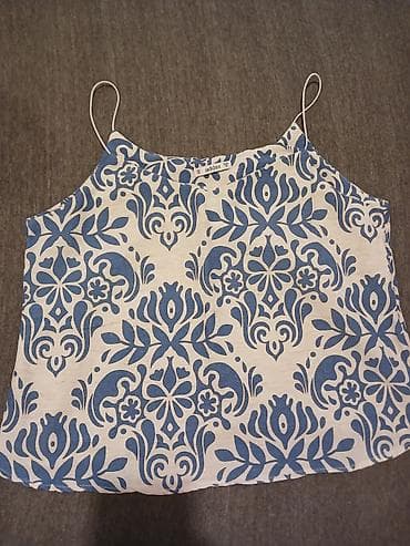 Lagan letnji top na tanke bretele brenda Addax. Model je pravog kroja na lalafo.rs Lagan letnji top na tanke bretele brenda Addax. Model je pravog kroja