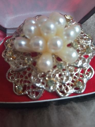 Stari veliki broš sa biserima i cirkonima na lalafo.rs Stari veliki broš sa biserima i cirkonima