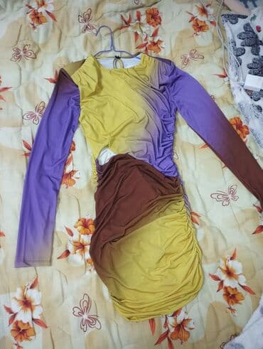 Prelepa haljina sa više boja. Na stomaku ima izrez. Mnogo lepše stoji na lalafo.rs Prelepa haljina sa više boja. Na stomaku ima izrez. Mnogo lepše stoji