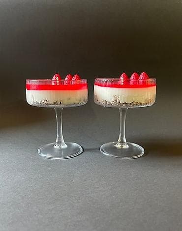 Aromatične sveće u čašama – izgled kao cheesecake sa jagodom - Ručno na lalafo.rs — 2 Aromatične sveće u čašama – izgled kao cheesecake sa jagodom - Ručno — 2