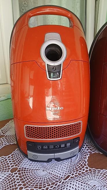 Miele S8330 usisivač sa kesom, narandžaste boje. Ključne na lalafo.rs Miele S8330 usisivač sa kesom, narandžaste boje. Ključne