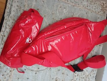 Crvena torbica sa logotipom United Colors of Benetton. Izrađena je na lalafo.rs — 6 Crvena torbica sa logotipom United Colors of Benetton. Izrađena je — 6