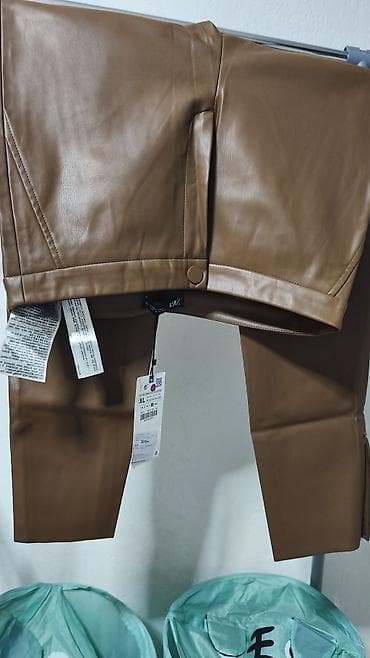 ZARA ženske pantalone od eko‑kože - Model: uske/skinny, visokog na lalafo.rs ZARA ženske pantalone od eko‑kože - Model: uske/skinny, visokog