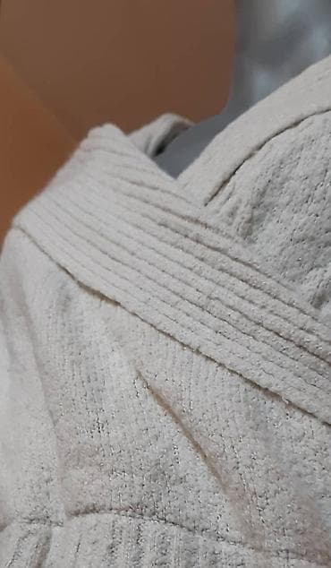 Ženski džemper/bluza od bukle pletiva, bela/ekru boja. - Model na lalafo.rs — 2 Ženski džemper/bluza od bukle pletiva, bela/ekru boja. - Model — 2