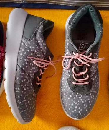 Patike za devojčice Veličina 35 ug 23.5 cm Cena 500 din uplata pre na lalafo.rs — 1 Patike za devojčice Veličina 35 ug 23.5 cm Cena 500 din uplata pre — 1