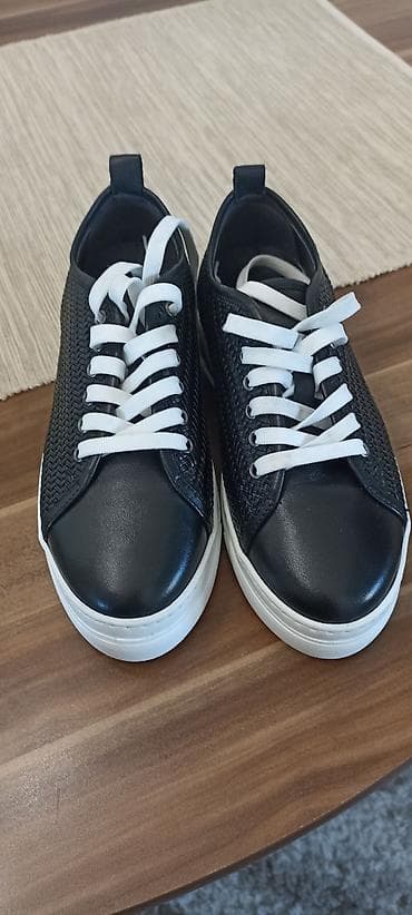 Crne casual patike sa belim pertlama i debelim belim đonom. Gornjište na lalafo.rs — 5 Crne casual patike sa belim pertlama i debelim belim đonom. Gornjište — 5