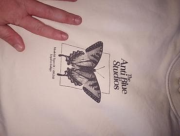 Duks/šveder Anti Blue Studios – veličina M - Boja: krem/bež - Model na lalafo.rs — 2 Duks/šveder Anti Blue Studios – veličina M - Boja: krem/bež - Model — 2