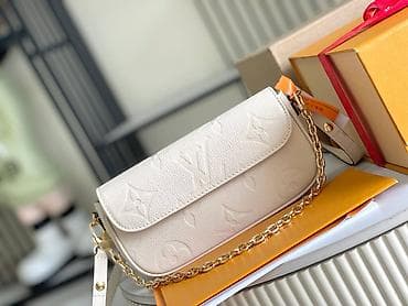 Torba – bež kožna crossbody/shoulder torbica sa reljefnim monogramskim na lalafo.rs — 1 Torba – bež kožna crossbody/shoulder torbica sa reljefnim monogramskim — 1