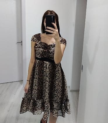 Predivna, leprsava svecana haljina Veličina M, moze i manji L na lalafo.rs — 2 Predivna, leprsava svecana haljina Veličina M, moze i manji L — 2