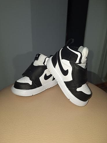 Dečije patike – crno‑bele, inspirisane klasičnim košarkaškim stilom na lalafo.rs Dečije patike – crno‑bele, inspirisane klasičnim košarkaškim stilom