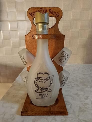 Suvenir set „Vrnjačka Banja“ – boca i 4 čašice sa stalkom - Staklena na lalafo.rs Suvenir set „Vrnjačka Banja“ – boca i 4 čašice sa stalkom - Staklena