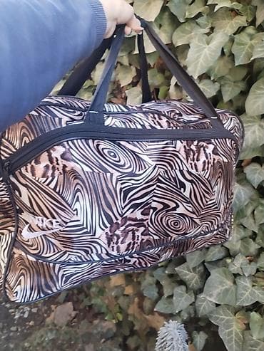 Other: Nike sportska/putna torba – veća, dimenzije 60 x 35 cm. - Dizajn at lalafo.rs — 1 Other: Nike sportska/putna torba – veća, dimenzije 60 x 35 cm. - Dizajn — 1