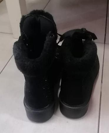 Crne ženske zimske čizme sa plišanom postavom i sjajnim detaljima - na lalafo.rs — 6 Crne ženske zimske čizme sa plišanom postavom i sjajnim detaljima - — 6