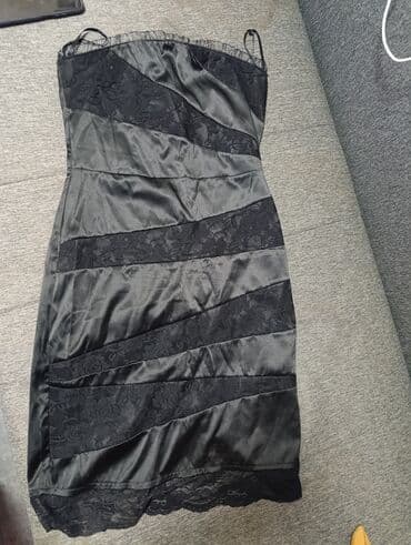 Haljine: Crna satenska haljina sa čipkom - Elegantna midi dužina, uska silueta na lalafo.rs Haljine: Crna satenska haljina sa čipkom - Elegantna midi dužina, uska silueta