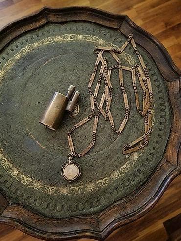 dve suknje po: Stari mesingani upaljac i lanac sa medaljonom sa dve slike. Komplet je at lalafo.rs — 2 dve suknje po: Stari mesingani upaljac i lanac sa medaljonom sa dve slike. Komplet je — 2