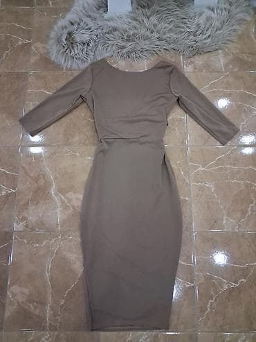 Elegantna midi haljina u boji taupe (topla bež/siva). - Kroj: uska na lalafo.rs Elegantna midi haljina u boji taupe (topla bež/siva). - Kroj: uska
