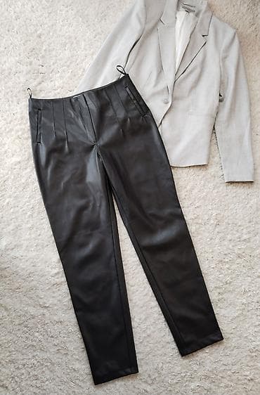 U crnoj boji kožne pantalone, materijal polyuretan sa elastinom na lalafo.rs U crnoj boji kožne pantalone, materijal polyuretan sa elastinom