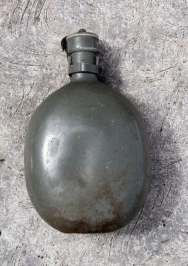 Antiques: Dve Očuvane stare, vojne čuture, aluminijumske. Dve stare at lalafo.rs — 7 Antiques: Dve Očuvane stare, vojne čuture, aluminijumske. Dve stare — 7