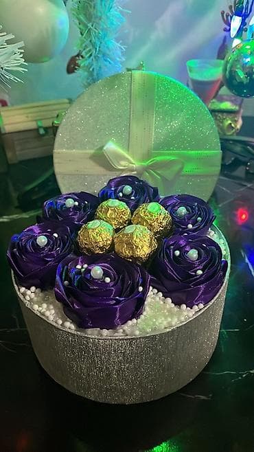 Poklon kutija – aranžman sa ružama i čokoladama - Elegantna okrugla na lalafo.rs Poklon kutija – aranžman sa ružama i čokoladama - Elegantna okrugla