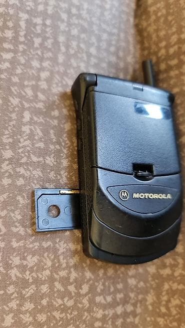 Motorola preklopni mobilni telefon sa eksternom antenom - Klasičan at lalafo.rs — 1 Motorola preklopni mobilni telefon sa eksternom antenom - Klasičan — 1