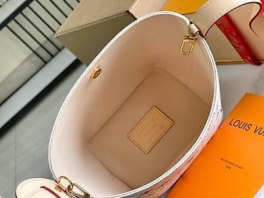 Torba sa prepoznatljivim šarenim monogram printom na beloj podlozi na lalafo.rs — 2 Torba sa prepoznatljivim šarenim monogram printom na beloj podlozi — 2