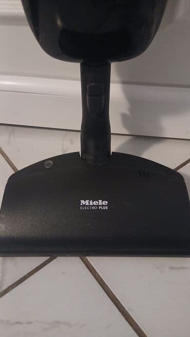 Stick Vacuum Cleaners: Miele uspravni usisivač S 147 Active Air Clean sa elektro četkom. - at lalafo.rs — 4 Stick Vacuum Cleaners: Miele uspravni usisivač S 147 Active Air Clean sa elektro četkom. - — 4