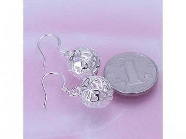 kom sa etiketom: Srebrne minđuše 925 – kuglice sa srcima - Materijal: srebro finoće at lalafo.rs — 1 kom sa etiketom: Srebrne minđuše 925 – kuglice sa srcima - Materijal: srebro finoće — 1