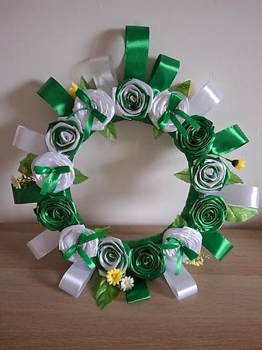 Dekorativni venac od satenskih traka - Ručno izrađen venac u na lalafo.rs — 1 Dekorativni venac od satenskih traka - Ručno izrađen venac u — 1