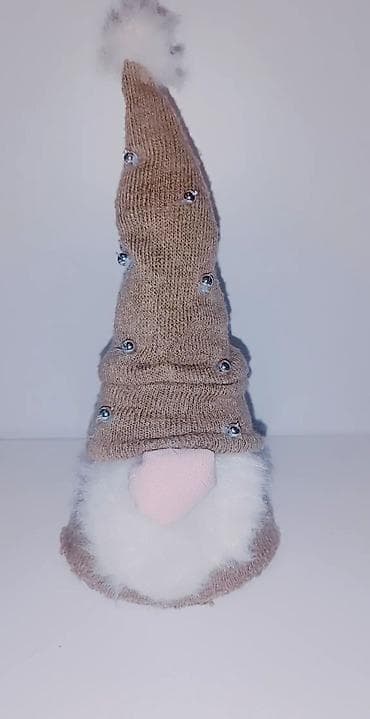 Dekorativni novogodišnji patuljak - Materijal: pletena kapa u bež na lalafo.rs — 2 Dekorativni novogodišnji patuljak - Materijal: pletena kapa u bež — 2