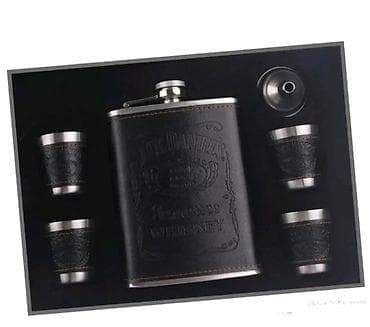 Luksuzni Set Pljoske sa Čašicama – Savršen Poklon! Prodajem potpuno na lalafo.rs Luksuzni Set Pljoske sa Čašicama – Savršen Poklon! Prodajem potpuno